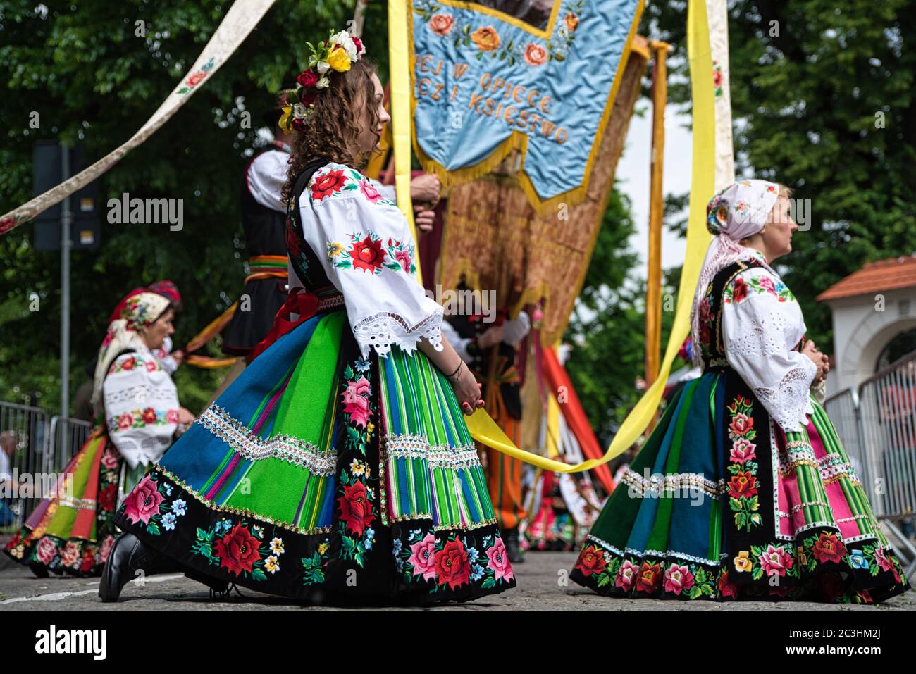 Lowicz, 11. Juni 2020: Menschen in polnischen Volkstrachten aus der Region Lowicz während der jährlichen Fronleichnamsprozession. Nahaufnahme der Traditiontio Stockfoto