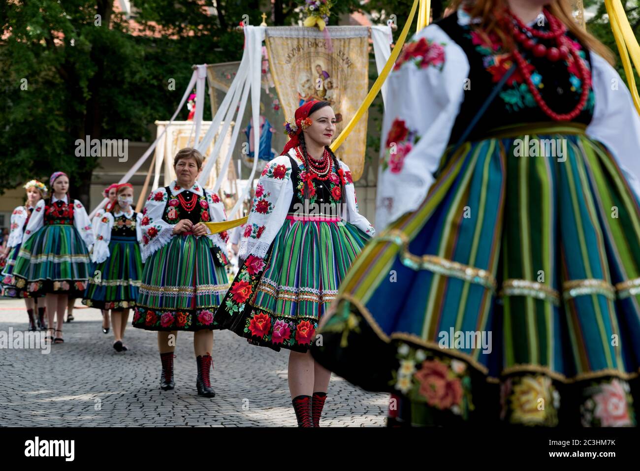 Lowicz, 11. Juni 2020: Frau in polnischen Volkstrachten aus der Region Lowicz während der jährlichen Fronleichnamsprozession. Polnische Tradition Stockfoto