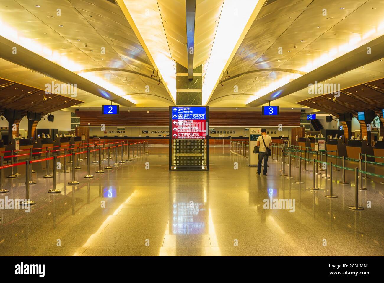 Taoyuan, Taiwan - 15. Juni 2015: Leerer Taoyuan International Airport Check-in Schalter. Dieser Flughafen ist Taiwans größter und verkehrsreichster Flughafen eröffnet Stockfoto