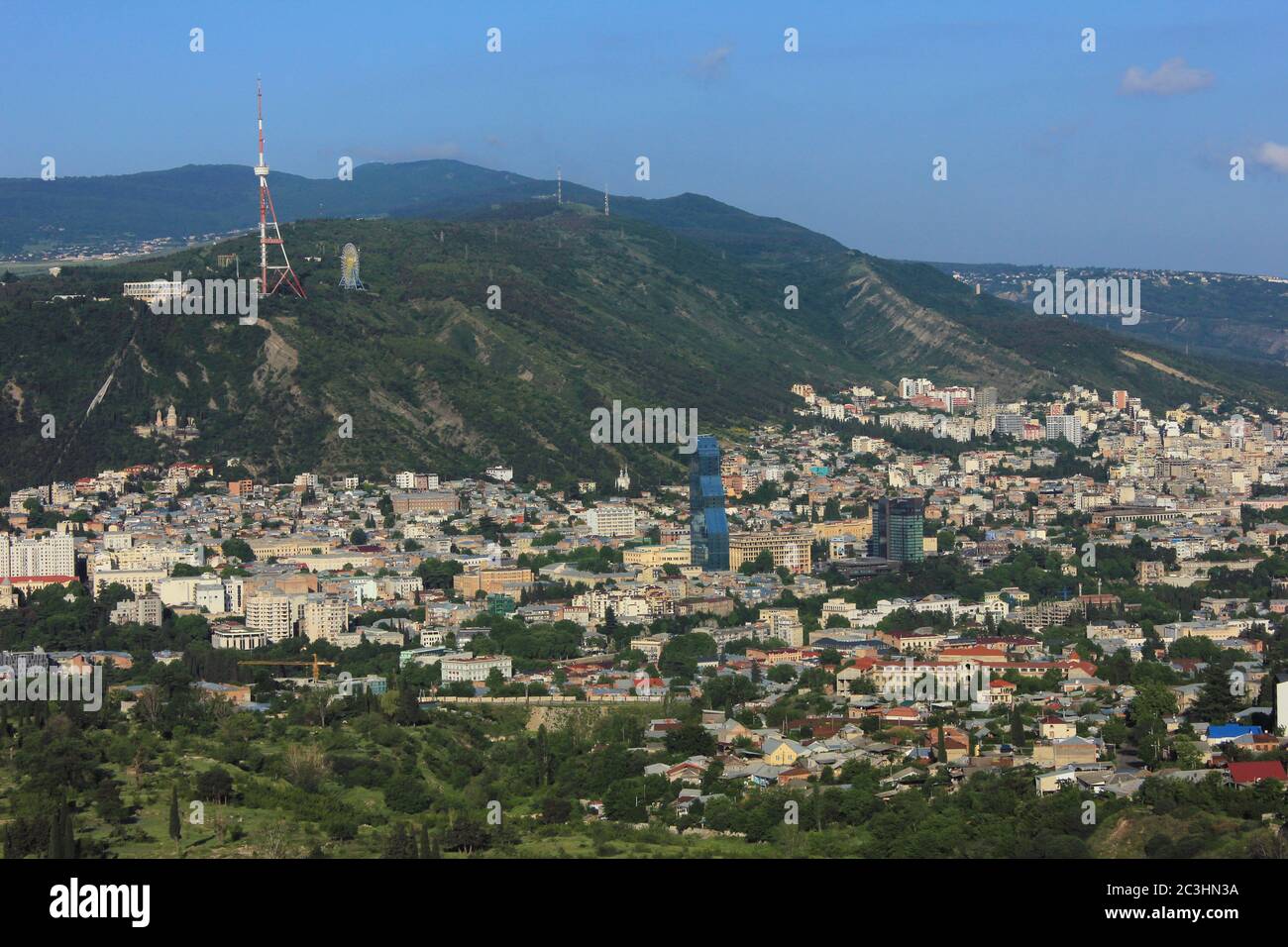 Georgien. Schöne Aussicht auf die Stadt Tiflis. Feder. Stockfoto