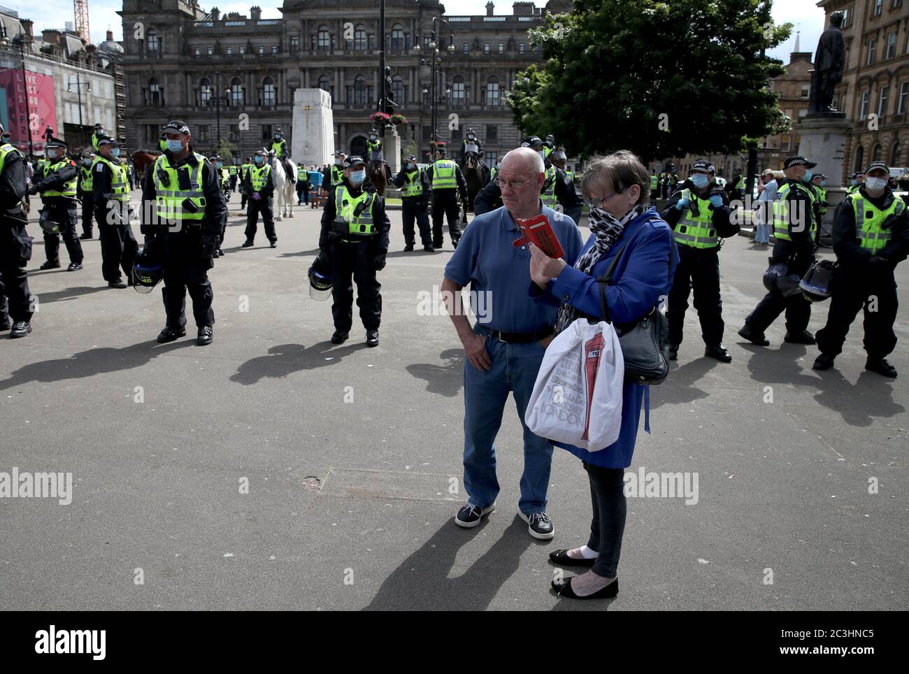 Die Polizei am George Square im Stadtzentrum von Glasgow sagte während einer Veranstaltung zum Rassismus Nein, die darauf abzielte, "eine positive antirassistische Botschaft vom George Square in Glasgow an die Welt am Weltflüchtlingstag zu senden". Stockfoto