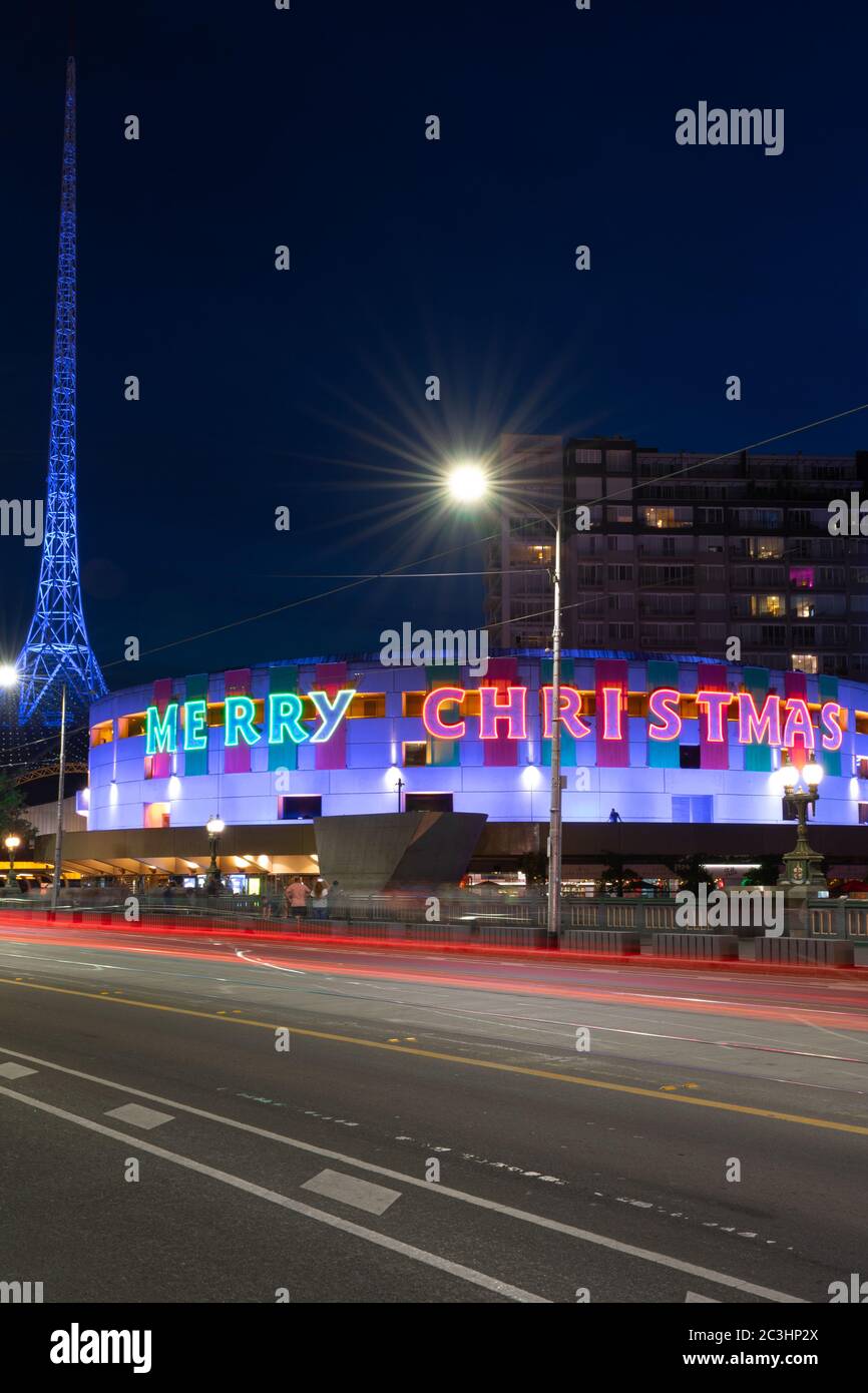 MELBOURNE, AUSTRALIEN - 8. Dezember 2019: Frohe Weihnachtslichter in der Hamer Hall in Melbourne. Stockfoto