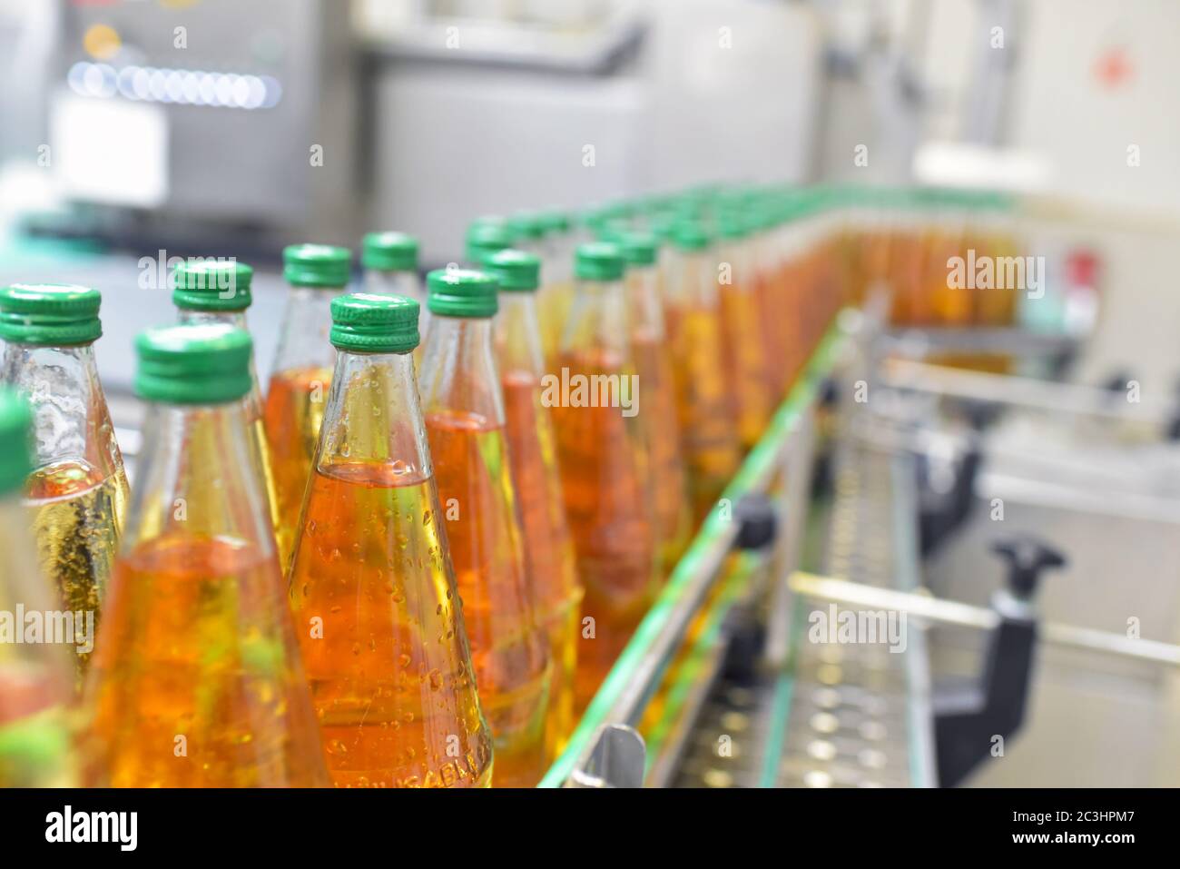 apfelsaft in Glasflaschen in einer Fabrik für die Lebensmittelindustrie - Abfüllung und Transport Stockfoto