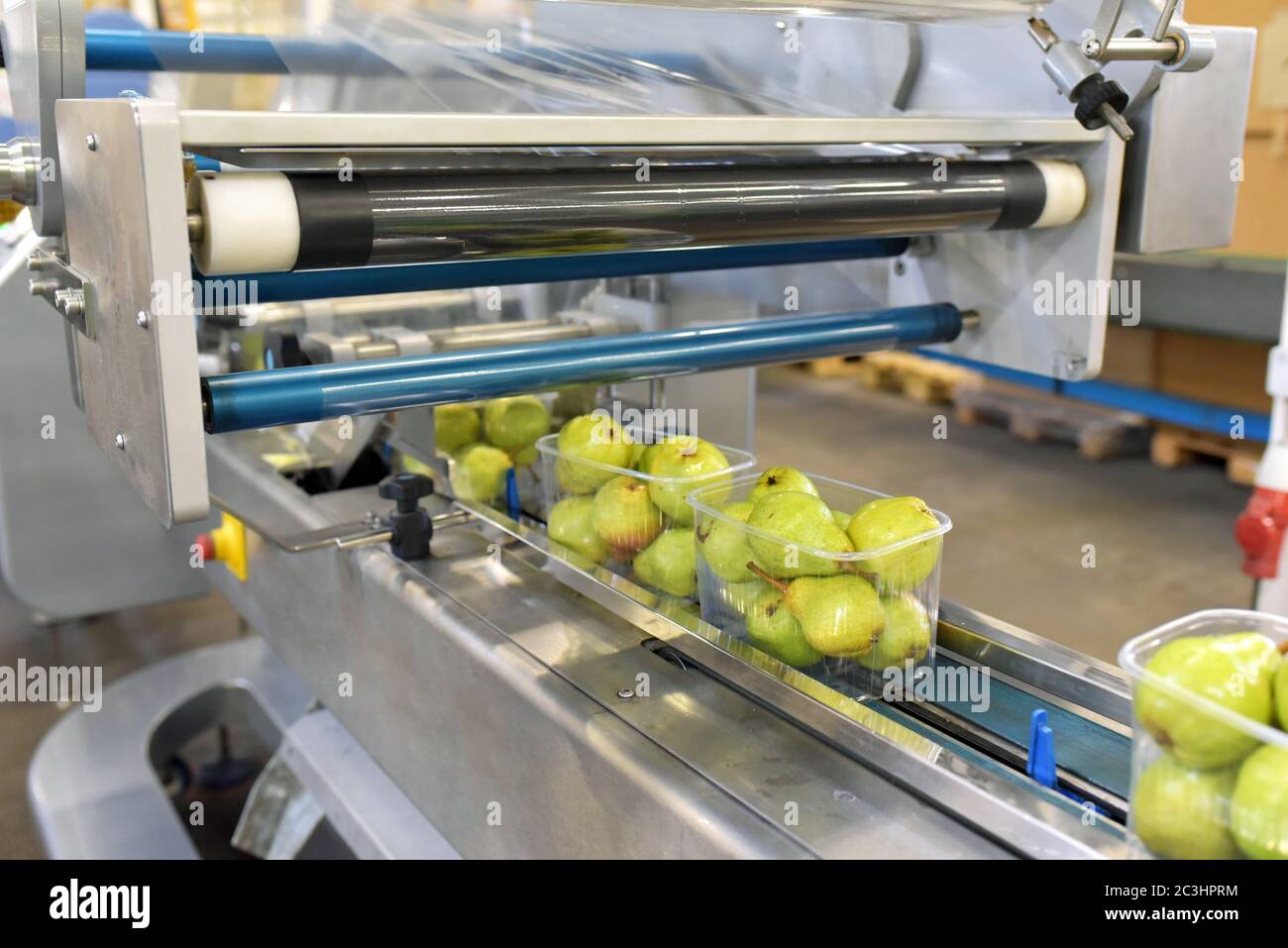 Moderne Verpackungsmaschine für frische Birnen in einer Fabrik für die Lebensmittelindustrie Stockfoto