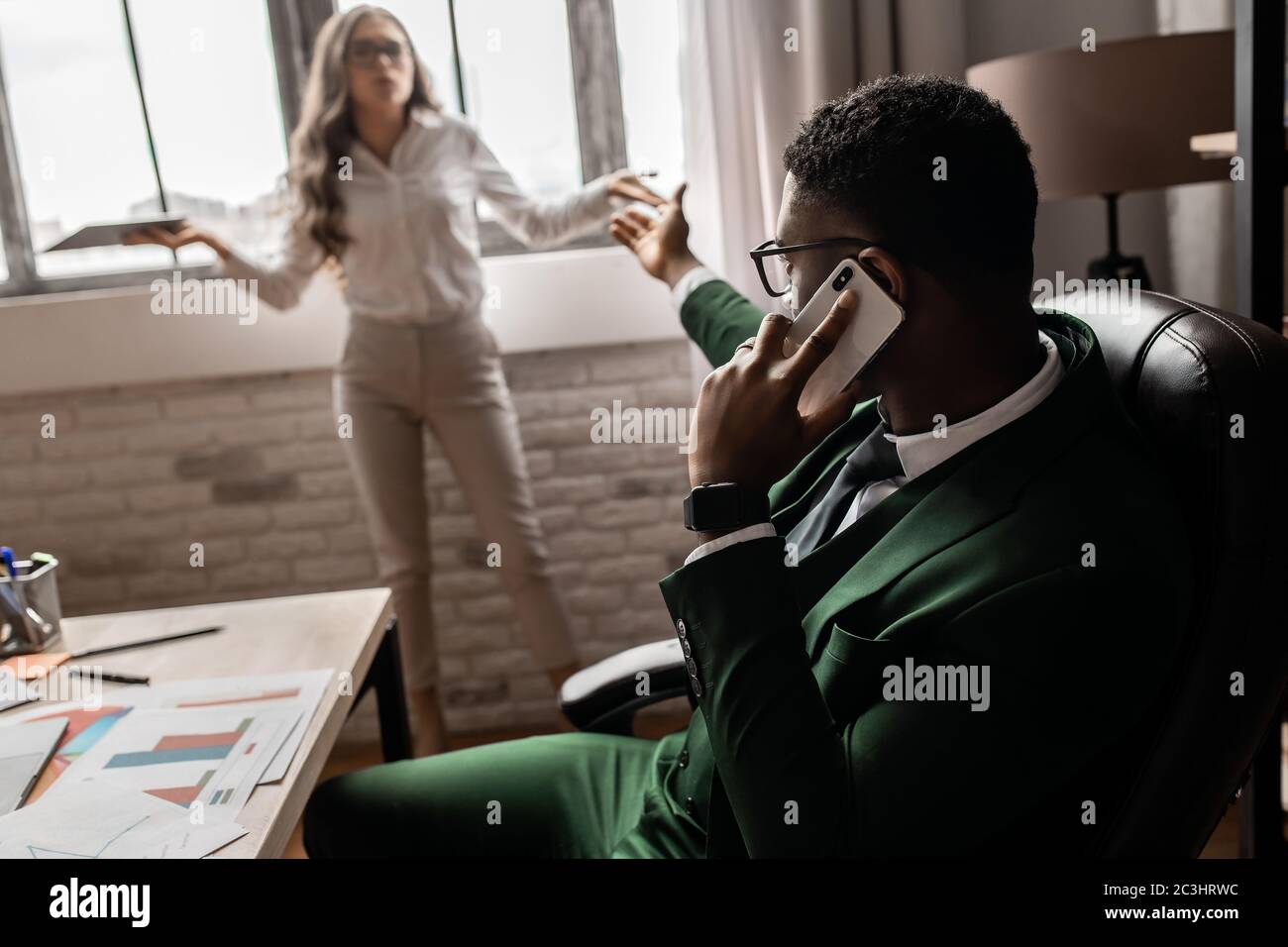 Partner, die am Arbeitsplatz argumentieren, dem Dokument nicht zustimmen, gegen eine Vereinbarung verstoßen, unannehmbare Bedingungen. Stockfoto