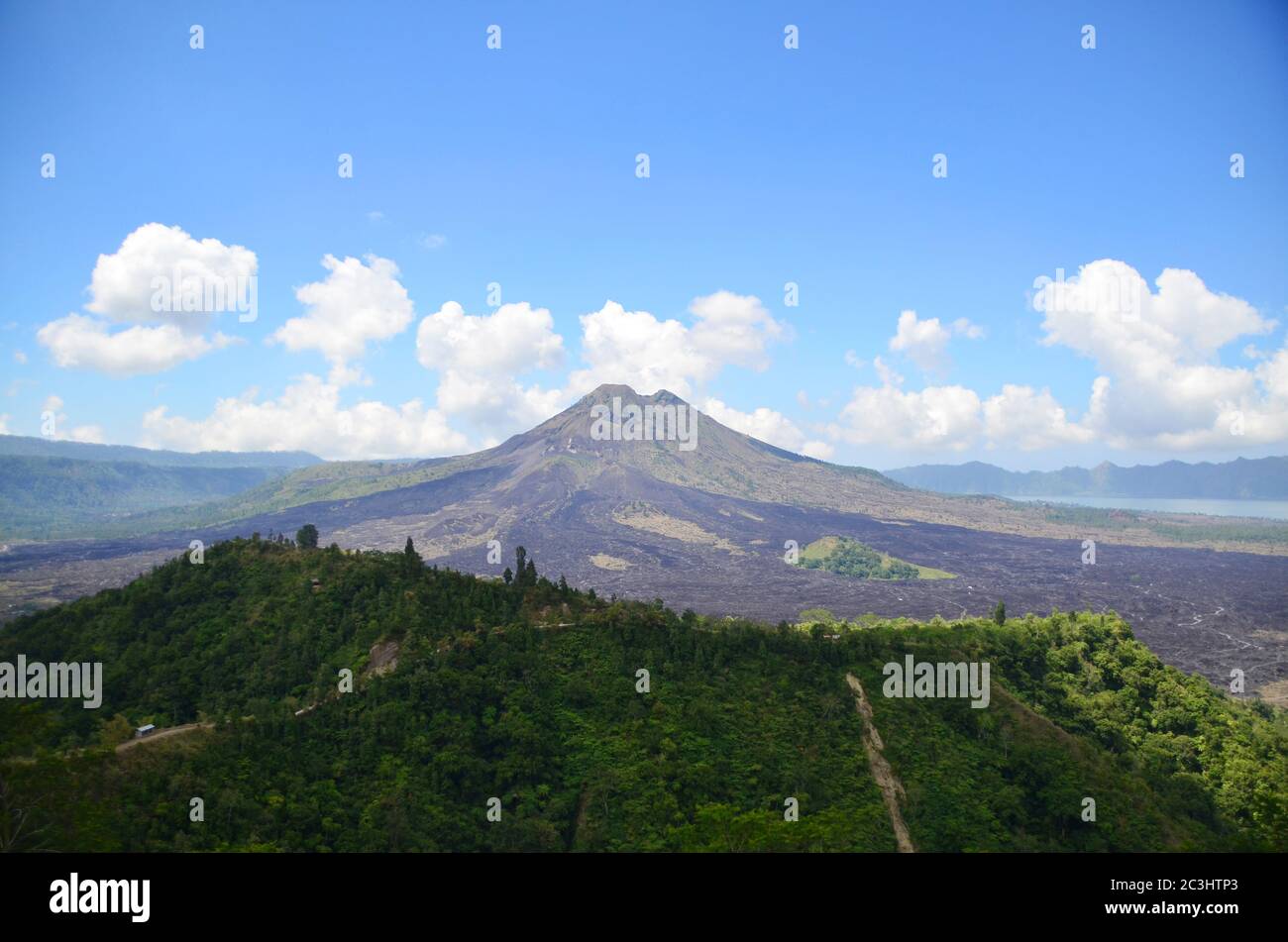 Der Berg Batur (oder der Kintamani Vulkan) ist ein aktiver Vulkan und ein sehr beliebter Trek. Stockfoto