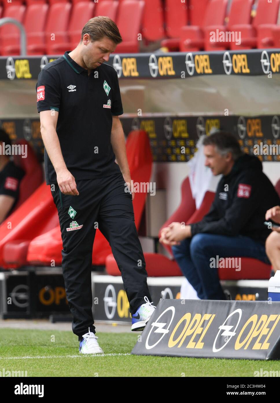 Mainz, Deutschland. Juni 2020. Fußball: Bundesliga, FSV Mainz 05 - SV Werder Bremen, 33. Spieltag in der Opel Arena. Bremens Cheftrainer Florian Kohlfeldt (l.) wartet neben Frank Baumann, Geschäftsführer Fußball, auf den Auftakt. Kredit: Arne Dedert/dpa - WICHTIGER HINWEIS: Gemäß den Bestimmungen der DFL Deutsche Fußball Liga und des DFB Deutscher Fußball-Bund ist es untersagt, im Stadion und/oder aus dem Spiel aufgenommene Aufnahmen in Form von Sequenzbildern und/oder videoähnlichen Fotoserien zu nutzen oder auszunutzen./dpa/Alamy Live News Stockfoto