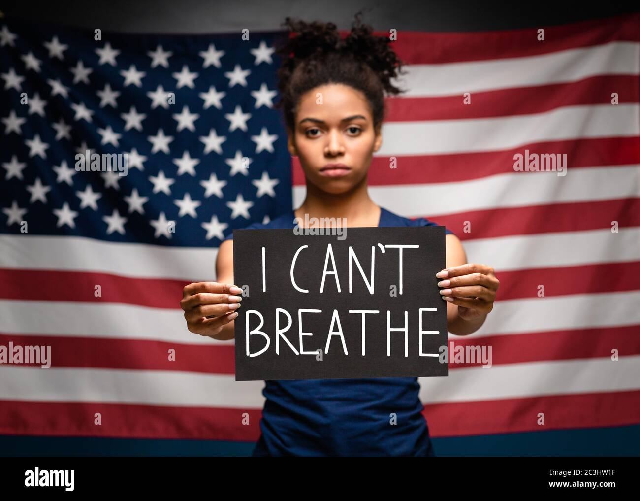 Schwarzes Mädchen hält Plakat mit Text, den ich nicht atmen kann Stockfoto