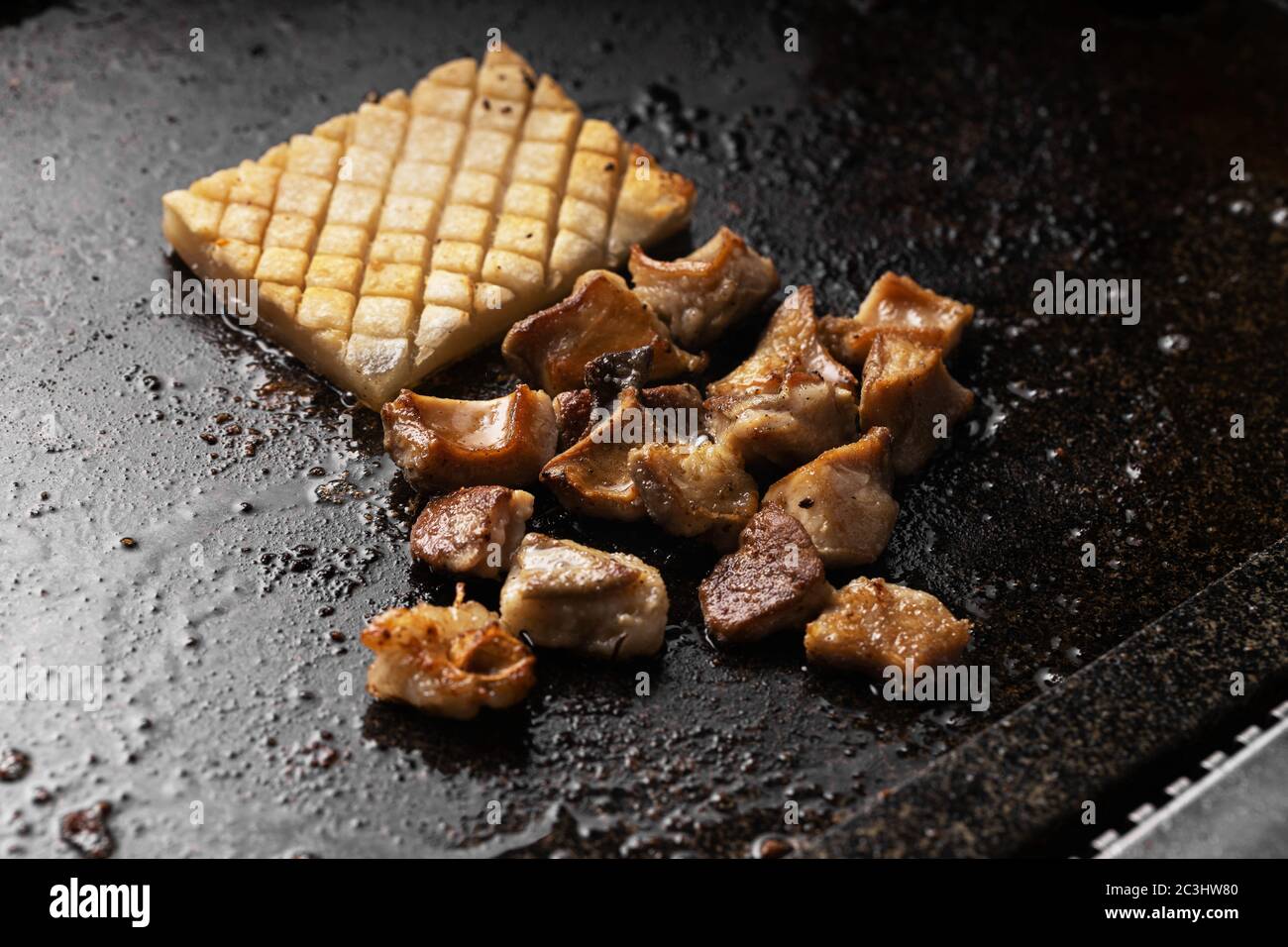 High-Angle-Schuss von köstlichen gebratenen Fleisch und Kartoffeln auf Ein schwarzes Fach Stockfoto