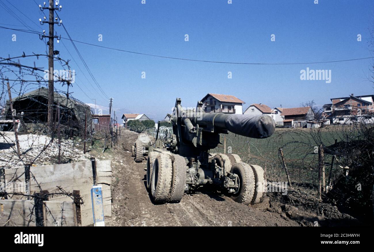 10. März 1994 während des Krieges in Bosnien: Eine bosnische Kroate (HVO) M115 (8-Zoll Haubitze M1) 203mm zog Howitzer am westlichen Eingang zur britischen Basis in Bila, etwas außerhalb Vitez. Stockfoto