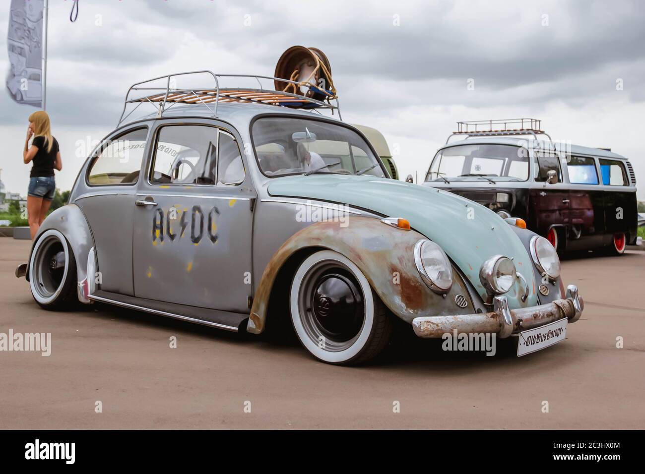 Moskau. Russland - 20. Mai 2019: Speziell gealterte Ratte aussehen Volkswagen Käfer t1 auf der Straße geparkt. Auf dem Auto steht ACIDC. Modifizierter legendärer urbaner Retro-Wagen der ersten Generation. Stockfoto