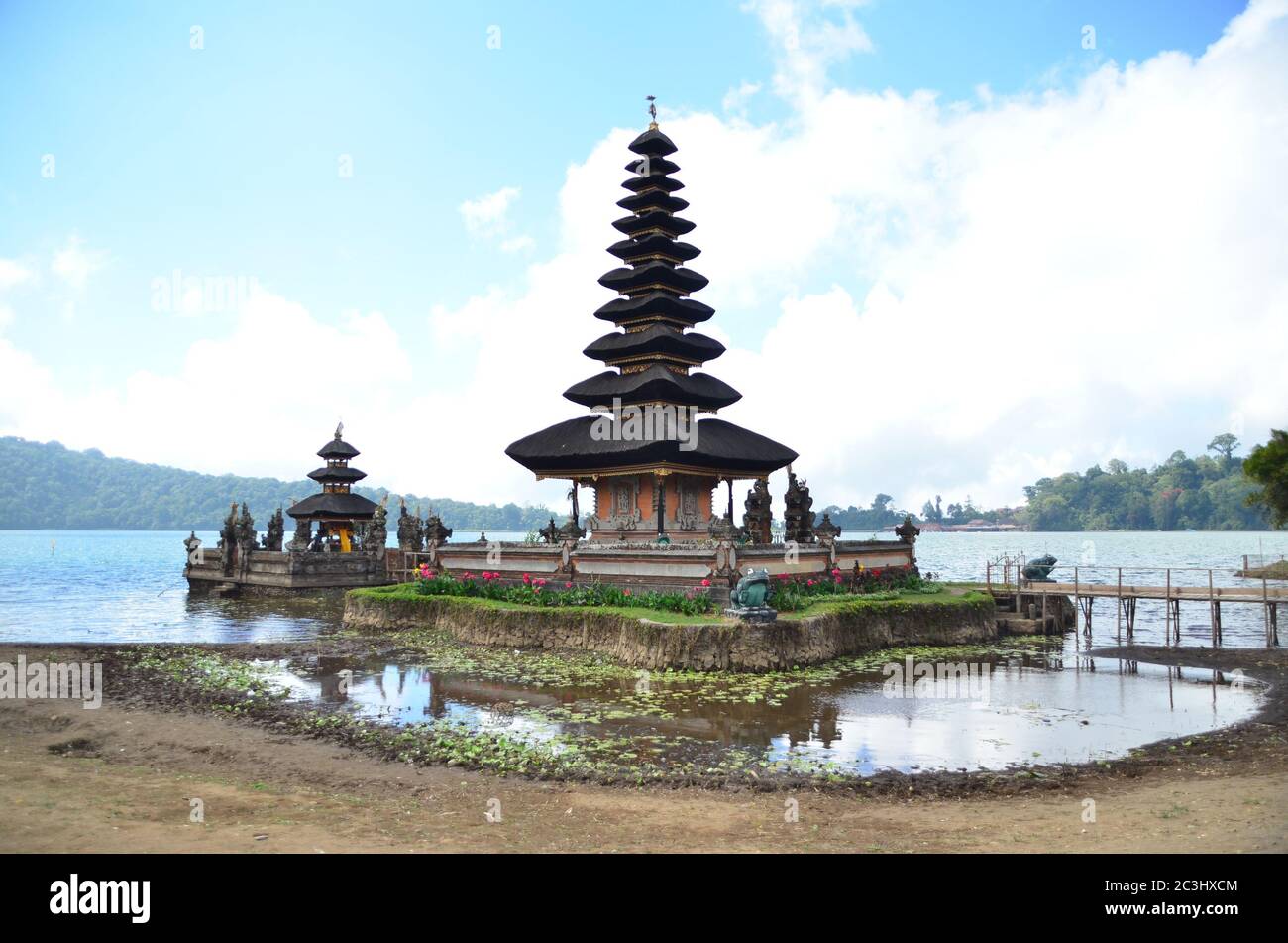 Pura Ulun Danu Beratan liegt am Ufer des Beratan Sees in Bali, Indonesien. Es wird angenommen, dass es 1663 erbaut wurde, und ist ein großer hinduistischer schiwaitischer Tempel. Stockfoto