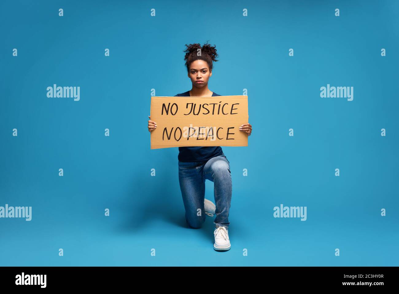 Schwarze Frau mit dem Slogan der USA Protestaktion Stockfoto