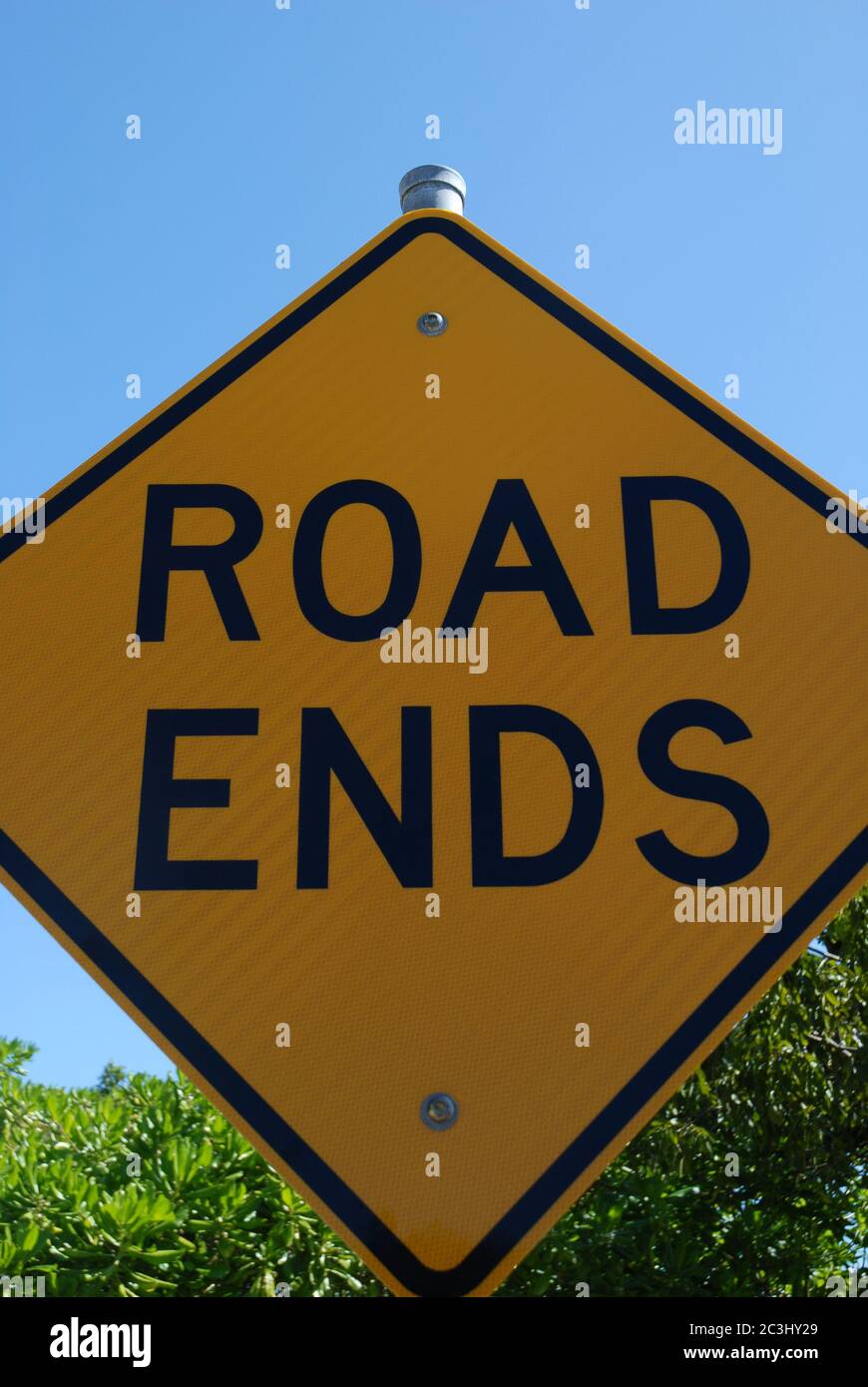 Gelbes Straßenschild mit den Worten Road Ends, Magnetci Island Queensland, Australien Stockfoto