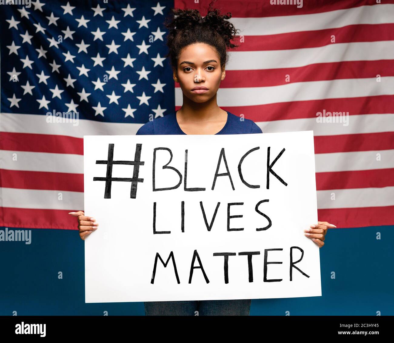 afroamerikanische Frau protestiert mit Plakat Schwarz lebt Materie Stockfoto