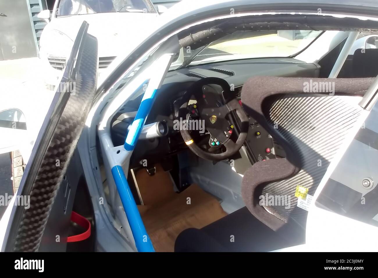 Moskau, Russland - 05. Mai 2019: Weißer Porsche 911 GT3 RS Cup auf der Straße geparkt. Super getunten und voll modifizierten Rennwagen. Lenkrad und Carbon-Sitz. Dashboard Stockfoto