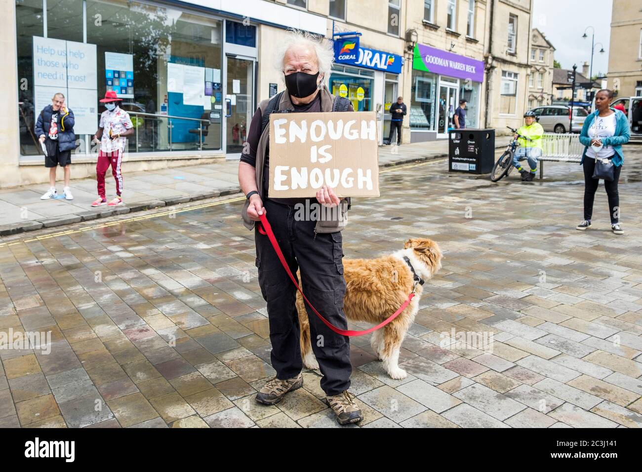 Chippenham, Wiltshire, Großbritannien. Juni 2020. Ein Mann hält ein Plakat während einer schwarzen Lives Matter BLM Protest in der Stadt Marktplatz. Die Kundgebung wurde organisiert, damit die Menschen vor Ort auf Rassismus in Großbritannien aufmerksam machen und Solidarität mit anderen BLM-Protesten zeigen, die nach dem Tod von George Floyd, der am 25. Mai in Minneapolis in Polizeigewahrsam starb, auf der ganzen Welt stattfanden. Quelle: Lynchpics/Alamy Live News Stockfoto
