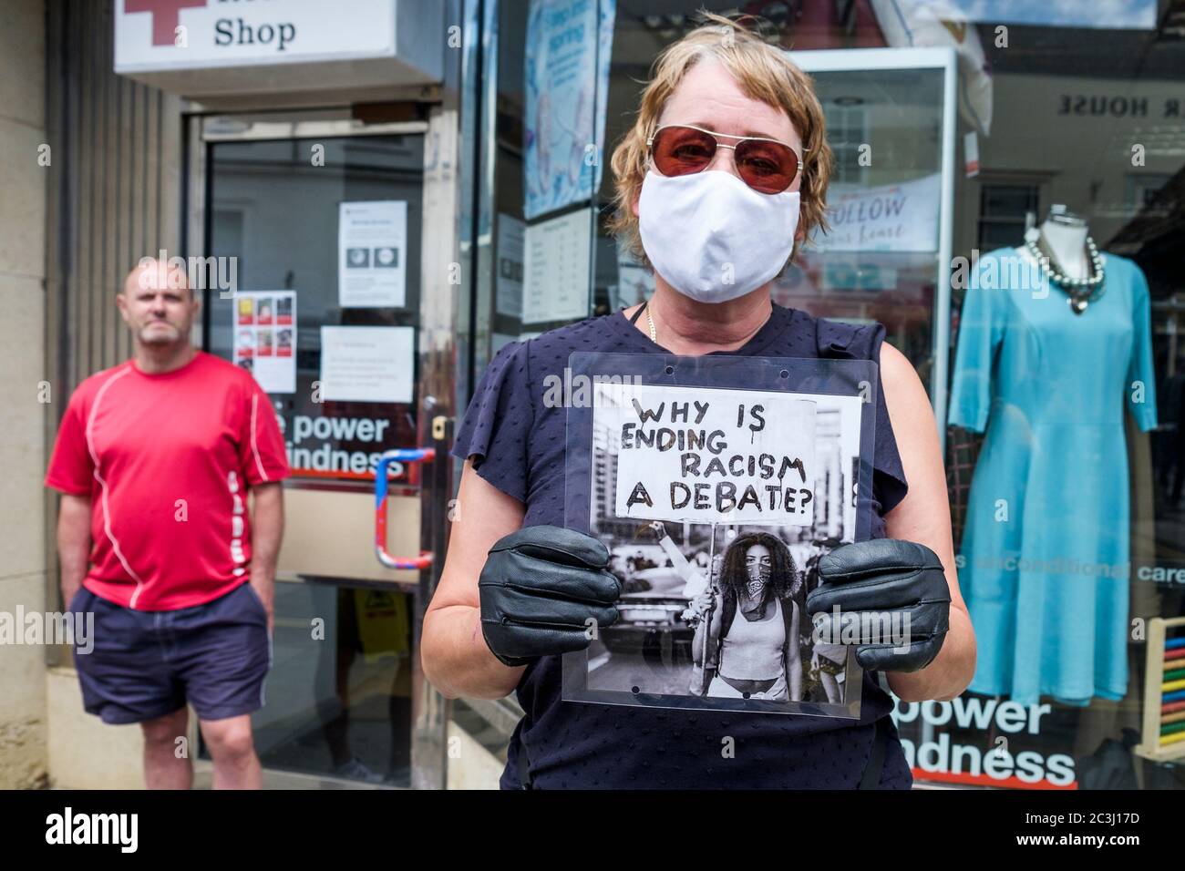 Chippenham, Wiltshire, Großbritannien. Juni 2020. Eine Frau hält ein Schild an einem schwarzen Leben Angelegenheit BLM Protest in der Stadt Marktplatz. Die Kundgebung wurde organisiert, damit die Menschen vor Ort auf Rassismus in Großbritannien aufmerksam machen und Solidarität mit anderen BLM-Protesten zeigen, die nach dem Tod von George Floyd, der am 25. Mai in Minneapolis in Polizeigewahrsam starb, auf der ganzen Welt stattfanden. Quelle: Lynchpics/Alamy Live News Stockfoto