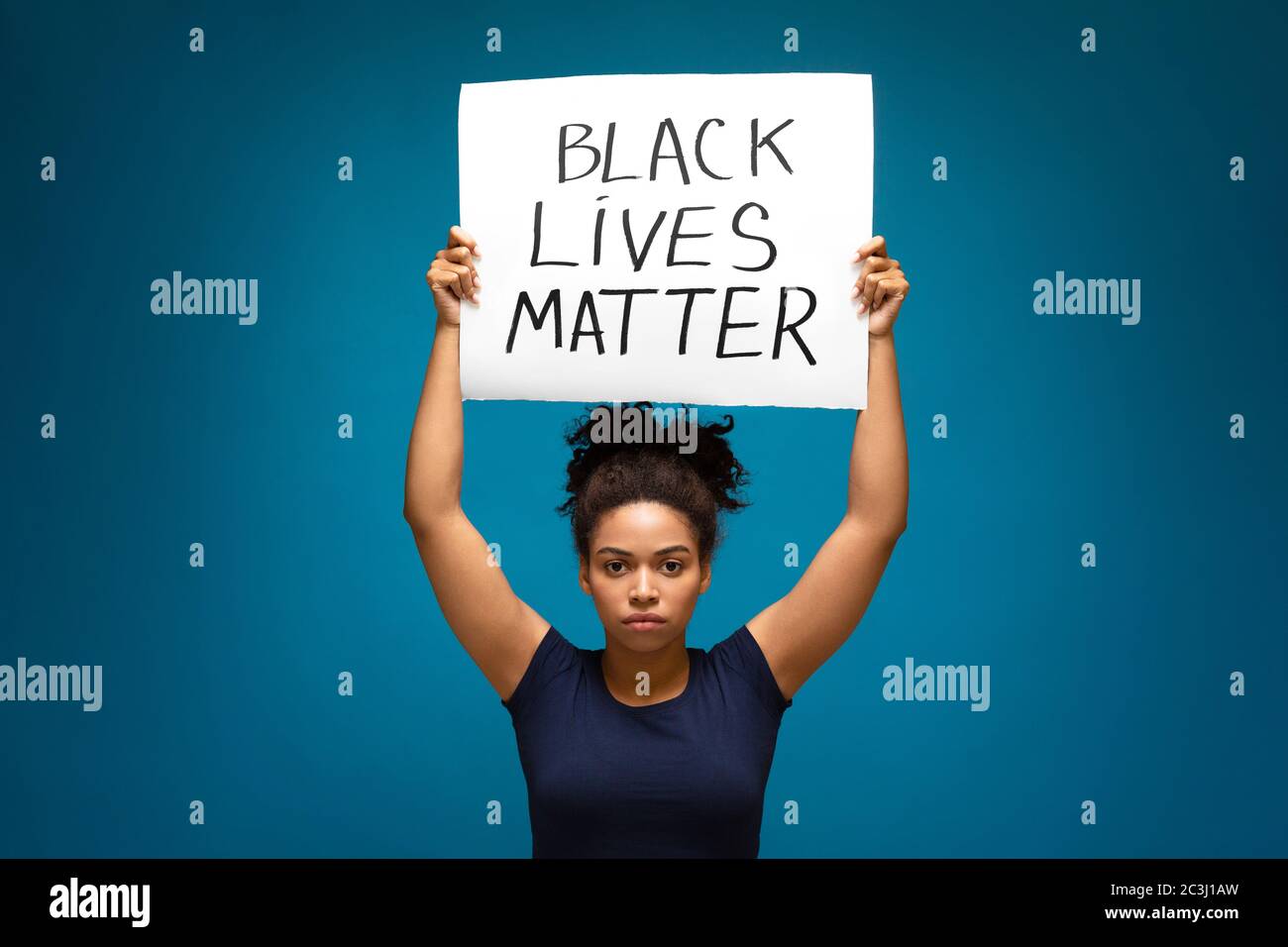 afroamerikanische Frau protestiert mit Black Lives Matter Stockfoto