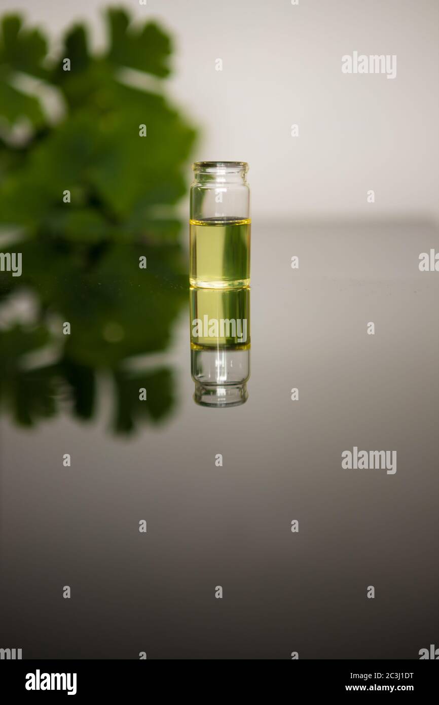 Cannabis CBD Öl auf einer glänzenden Tischoberfläche Stockfoto