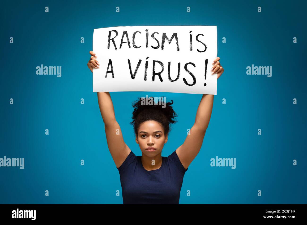 afroamerikanische Mädchen halten Banner mit Text Rassismus ist ein Virus Stockfoto
