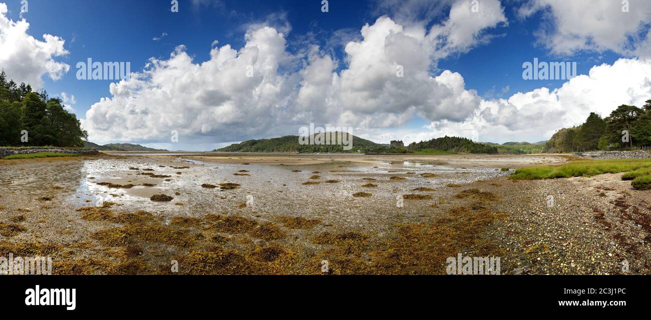 Ein Panoramablick über die Ruinen von Castle Tioram, das auf der Gezeiteninsel Eilean Tioram in Loch Moidart, Highlands, Schottland, steht. Stockfoto