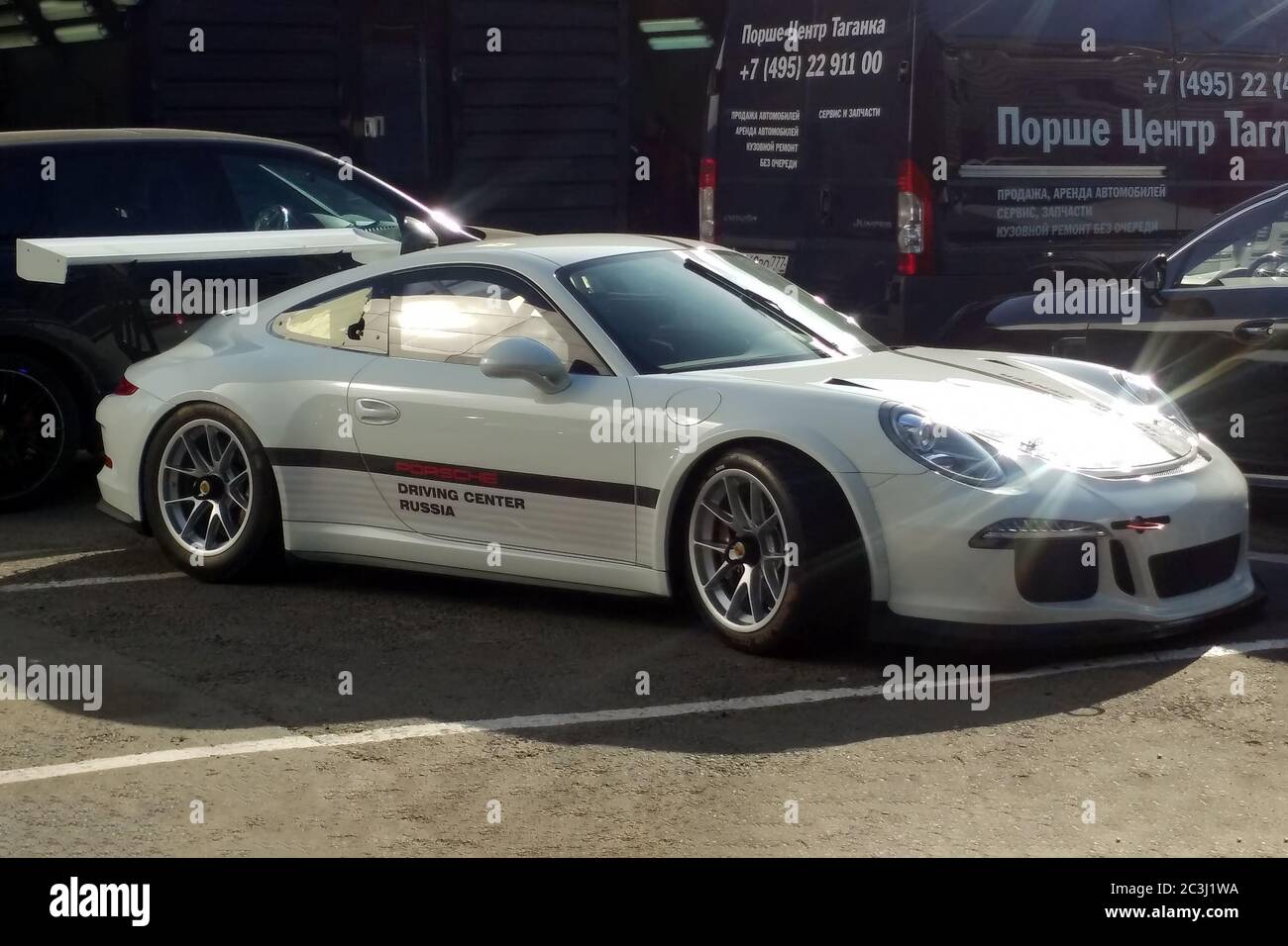 Moskau, Russland - 05. Mai 2019: Weißer Porsche 911 GT3 RS Cup auf der Straße geparkt. Super getunten und voll modifizierten Rennwagen rechts Seitenansicht Stockfoto