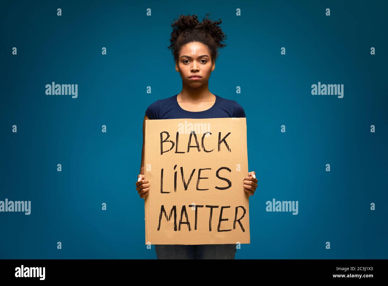 afroamerikanische Frau mit Plakat mit BLM-Text Stockfoto