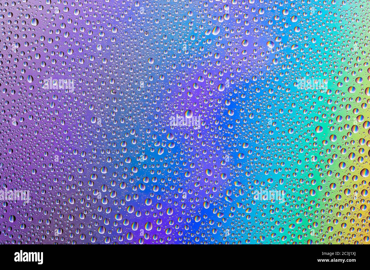 Hintergrund von Wassertropfen auf gradienten bunten Oberfläche. Stockfoto