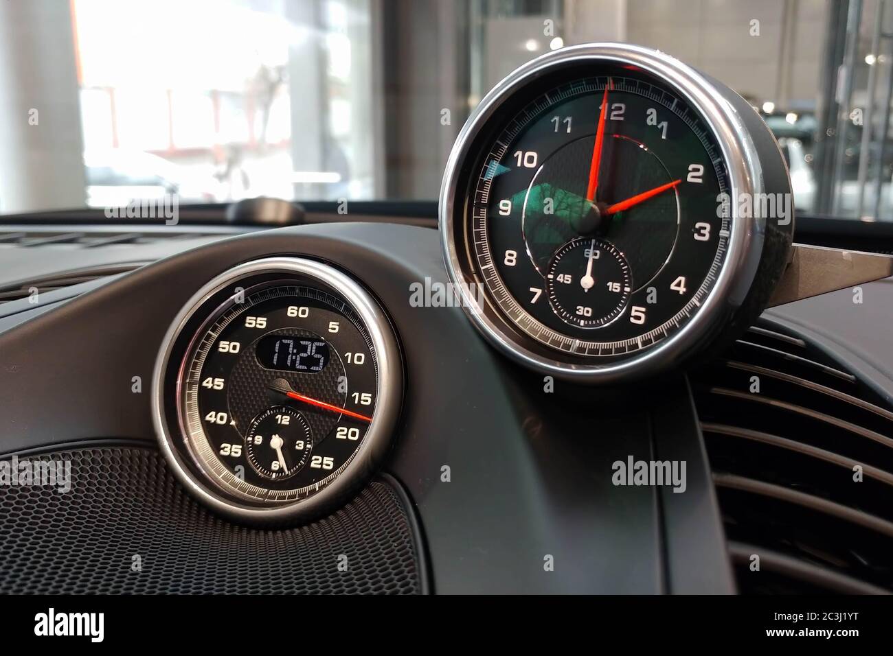 Moskau, Russland - 23. April 2019: Inneneinrichtung eines Sportwagen Porsche. Sport-Chronometer mit elektronischer Uhr oder analoge klassische Uhr zur Auswahl. Optionen für die Installation auf dem Dashboard. Stockfoto