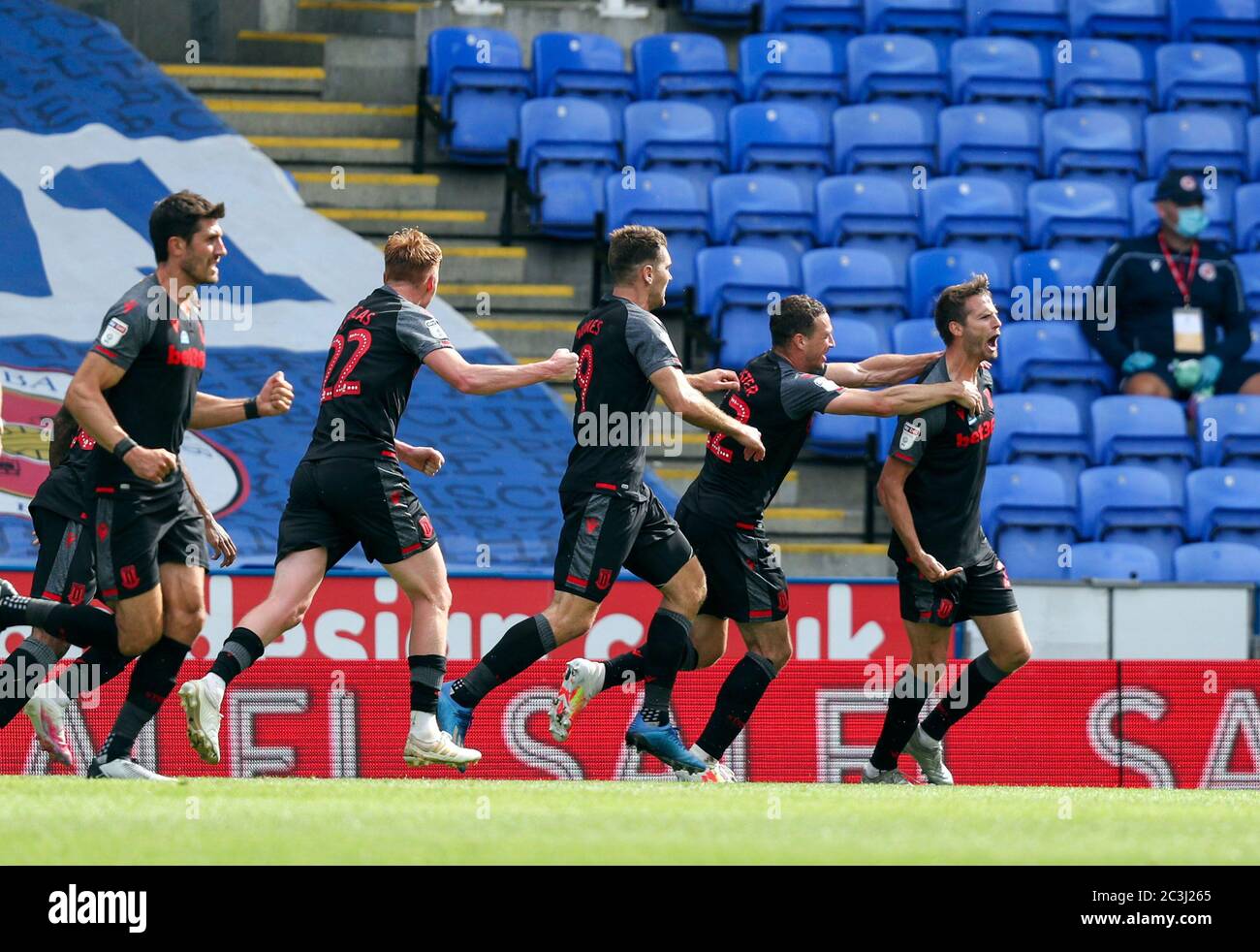 Nick Powell (rechts) von Stoke City feiert mit Teamkollegen, nachdem er das erste Tor seiner Mannschaft gegen Reading während des Sky Bet Championship-Spiels im Madejski-Stadion, Reading, erzielt hat. Stockfoto