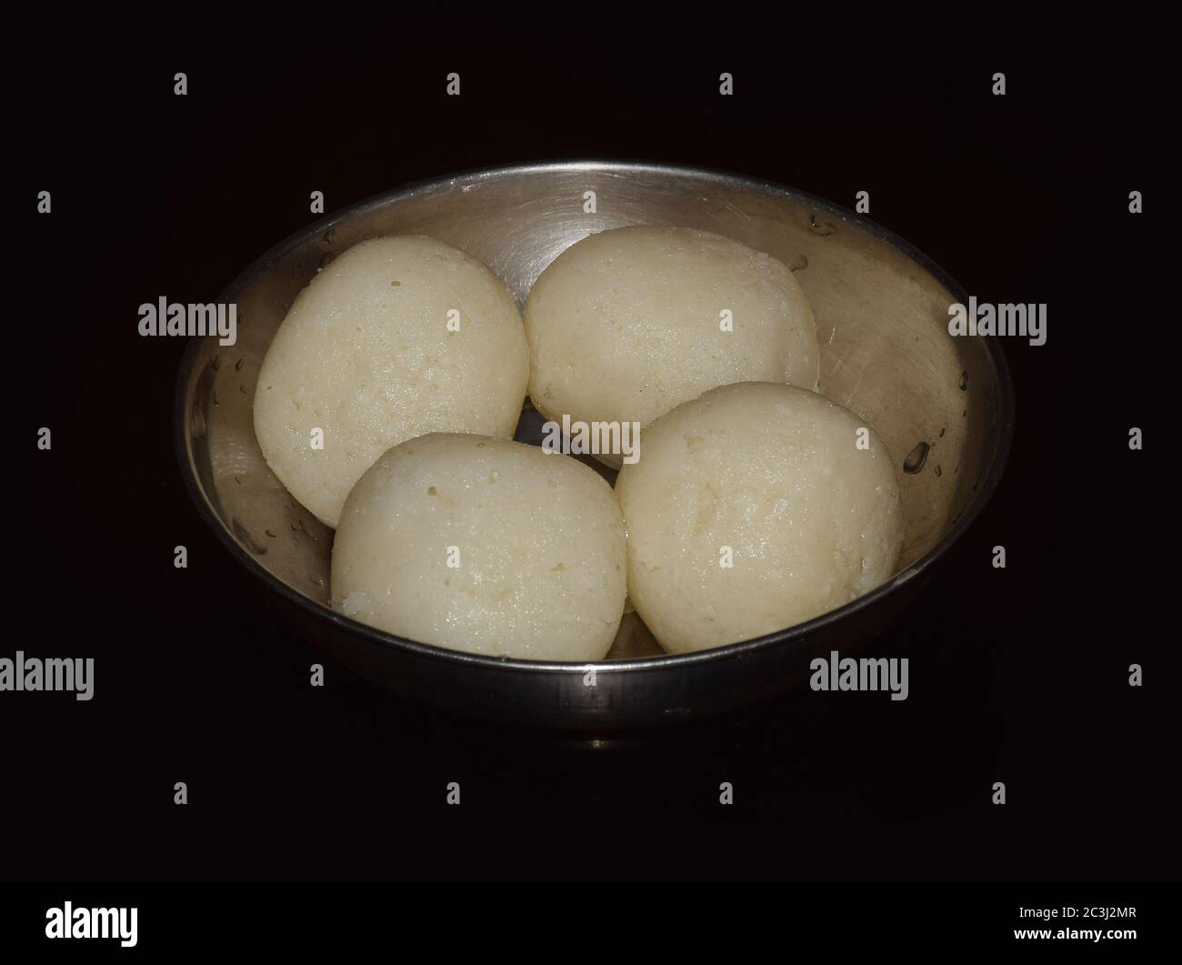 Rosogulla oder Rasgulla (süße Quark-Kugeln) eine bengalische Delikatesse, die auf einer Stahlschüssel serviert wird. Bengalische Küche/Indische Süßigkeiten Stockfoto