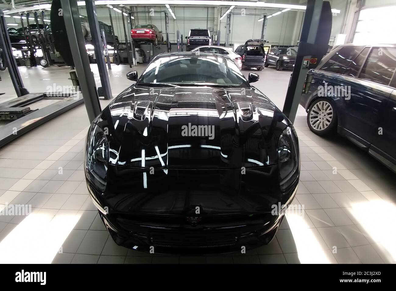 Moskau, Russland - 1. Mai 2019: Interieur des schwarzen Jaguar F-Type R auf einem Aufzug in einem Land Rover Service-Center. Reparatur und Diagnose des Fahrzeugs. Rückseite Stockfoto