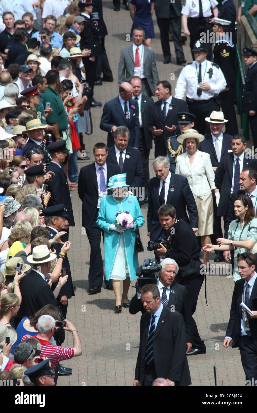 Königin Elizabeth II wird von Zuschauern gesäumt, als sie Wimbledon zum ersten Mal seit 33 Jahren besucht. Stockfoto