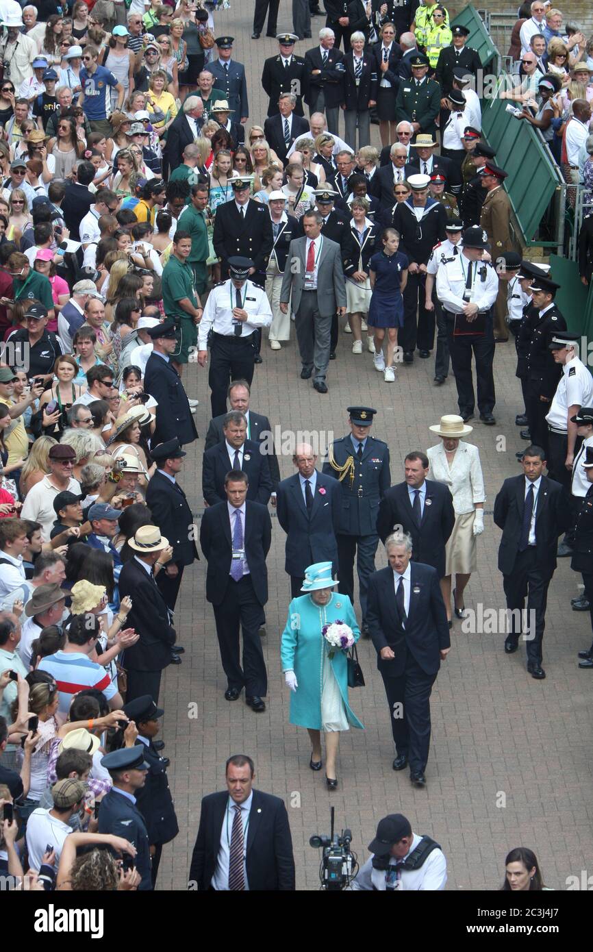 Königin Elizabeth II wird von Zuschauern gesäumt, als sie Wimbledon zum ersten Mal seit 33 Jahren besucht. Stockfoto