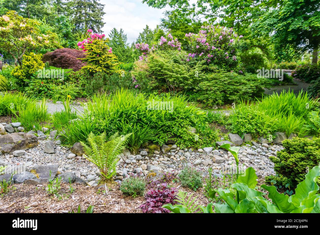 Ein steiniger Gartenpfad bei Seatac, Washington. Stockfoto