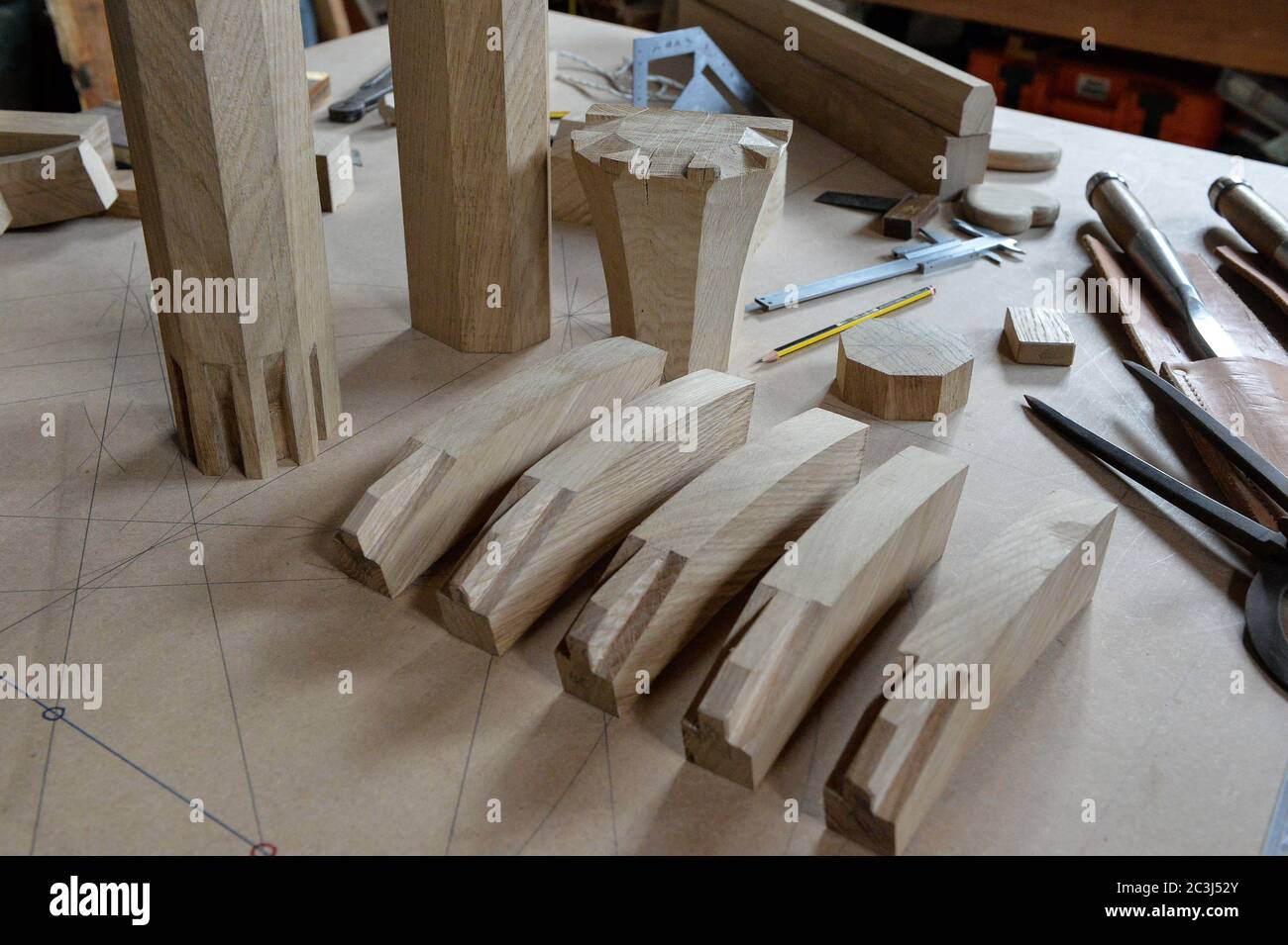 Eichenmodell zur Anzeige der vorgeschlagenen Holzrippen könnte mittels eines Holzes Tas de charg'e für die vorgeschlagene vierteilige Holzvaulting gesammelt werden. Stockfoto