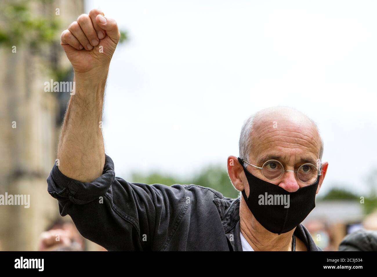 Chippenham, Wiltshire, Großbritannien. Juni 2020. Ein BLM-Protestler, der sich nach sozialen Distanzierungsregeln hält, wird bei einem ‘Black Lives Matter’ BLM-Protest auf dem Marktplatz der Stadt abgebildet. Die Kundgebung wurde organisiert, damit die Menschen vor Ort auf Rassismus in Großbritannien aufmerksam machen und Solidarität mit anderen BLM-Protesten zeigen, die nach dem Tod von George Floyd, der am 25. Mai in Minneapolis in Polizeigewahrsam starb, auf der ganzen Welt stattfanden. Quelle: Lynchpics/Alamy Live News Stockfoto