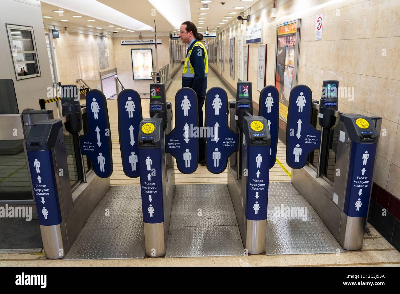 Glasgow, Schottland, Großbritannien. Juni 2020. 20 Schilder mit sozialen Abstandswarnungen für Passagiere an den Einfahrtsschranken zum Bahnhof Queen Street in Glasgow. Iain Masterton/Alamy Live News Stockfoto