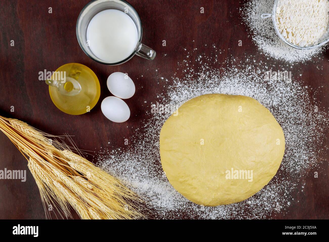 Roher Hefeteig mit Öl, Eiern, Mehl und Milch zur Brotherzeugung. Stockfoto