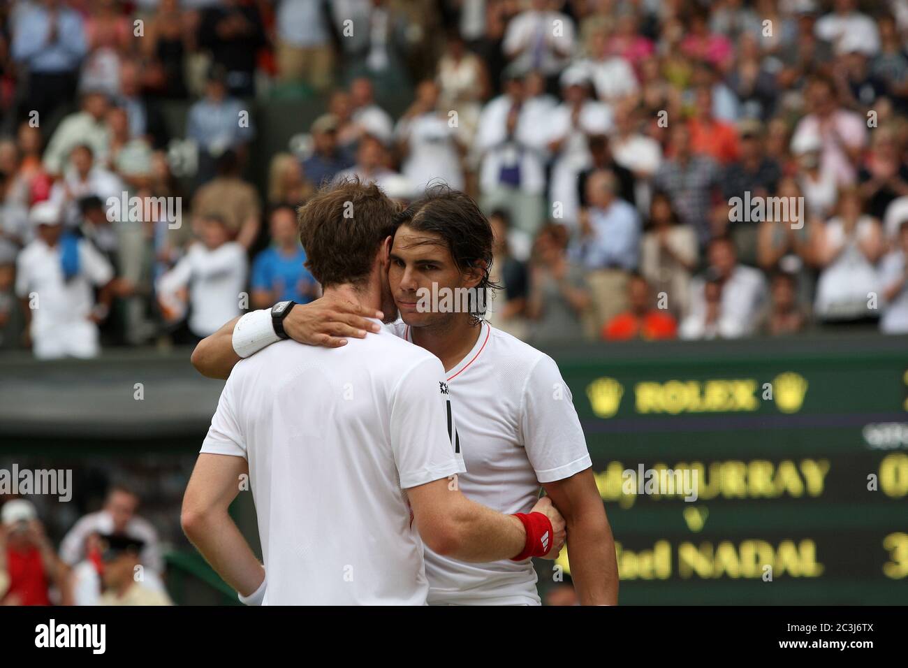 Rafael Nadal umarmt Andy Murray, nachdem er ihn im Halbfinale in Wimbledon besiegt hat Stockfoto