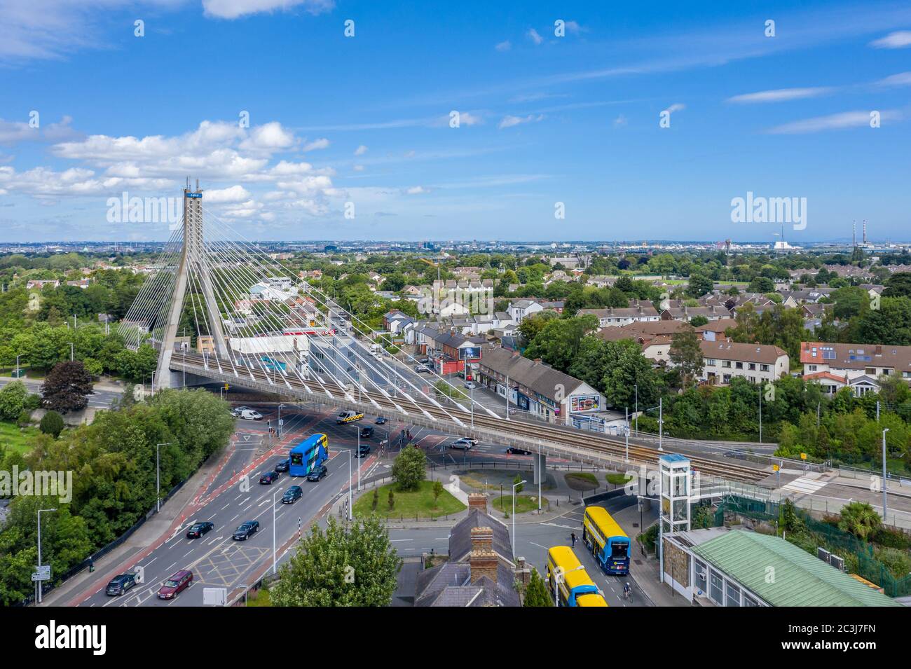 William Dargan Bridge ist eine Kabelbrücke in Dundrum, Dublin in Irland. Sie führt die LUAS-Stadtbahn über eine stark befahrene Kreuzung. Stockfoto