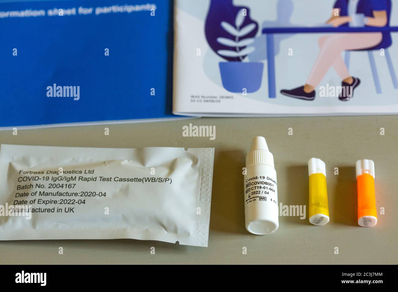 COVID-19-Kit für die Untersuchung von Antikörpern zu Hause. Das Kit enthält COVID-19 Teststab, Lanzetten, Pufferflüssigkeit, Pipette und Alkoholtupfer. React-Studientest für positive IgG-, IgM-Ergebnisse oder negative Antikörpertests. Stockfoto