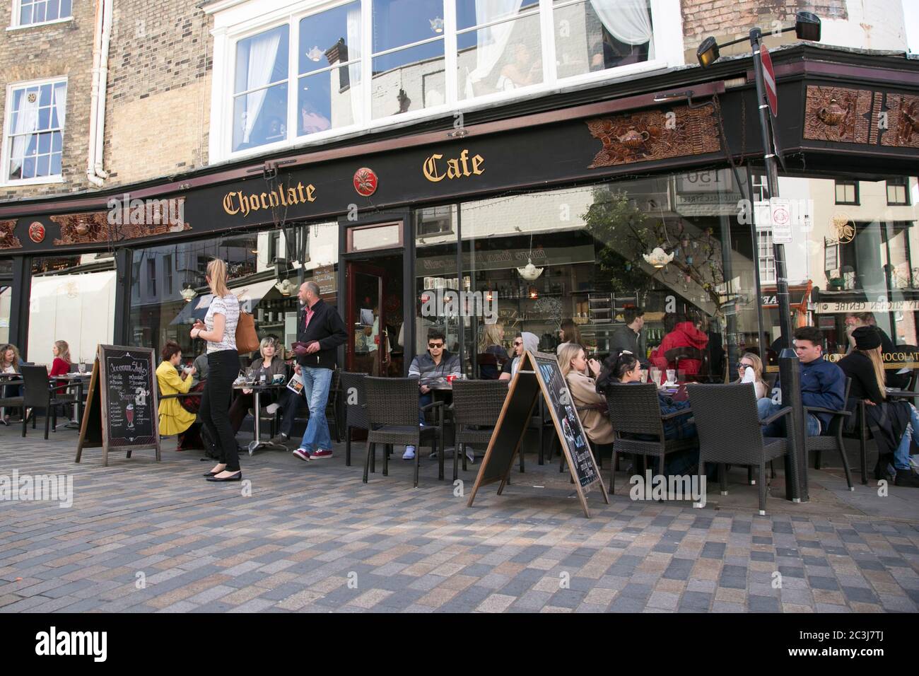 Canterburys geschäftiges Chocolate Café in Kent. Stockfoto
