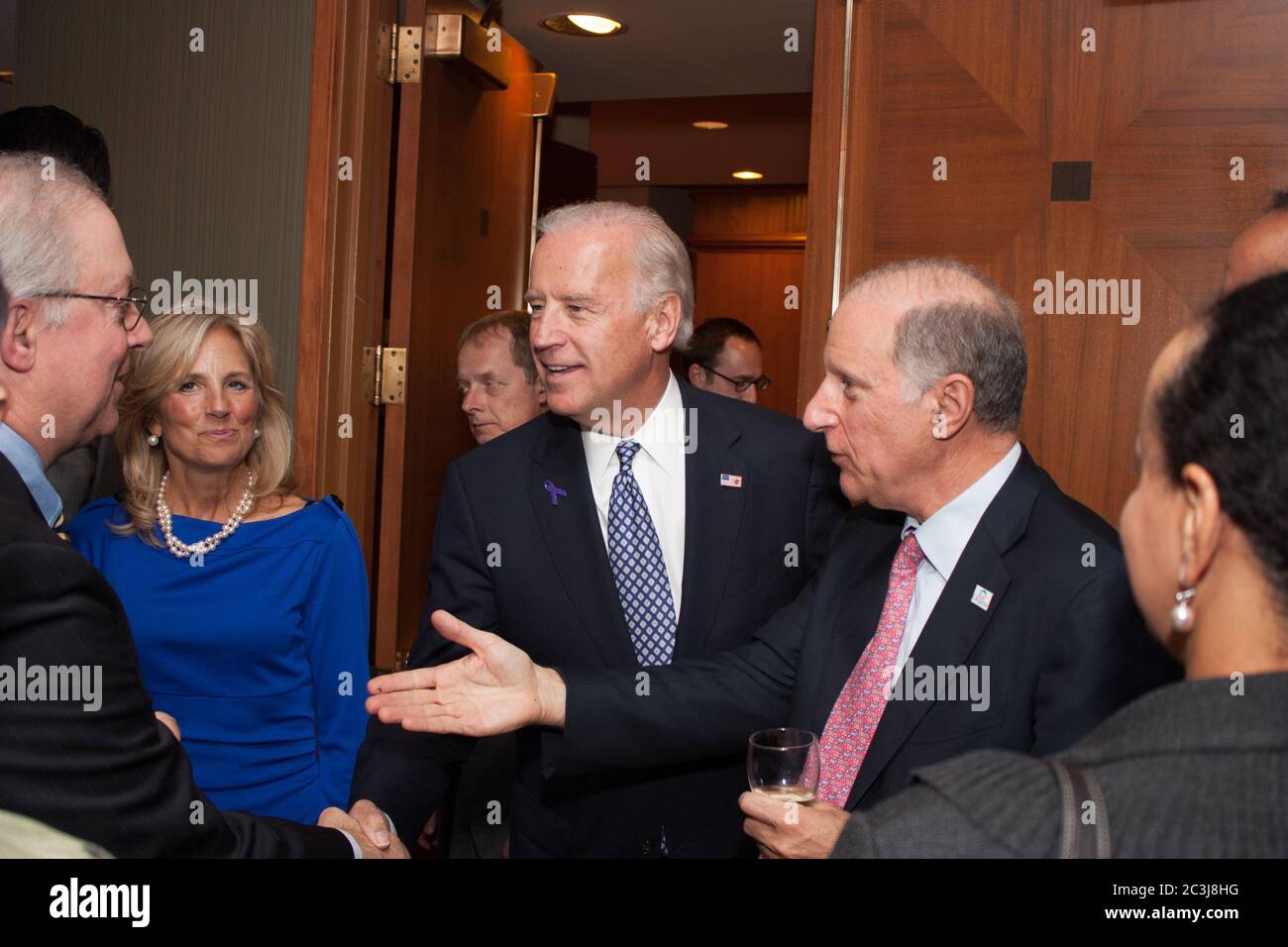 Chicago, Illinois, USA. Oktober 2008. Senator und Vize-Präsidentschaftskandidat Joe Biden trifft sich mit Unterstützern der Women's Leadership Conference im Sheraton Chicago Hotel. Seine Frau, Dr. Jill Biden, ist links. Stockfoto