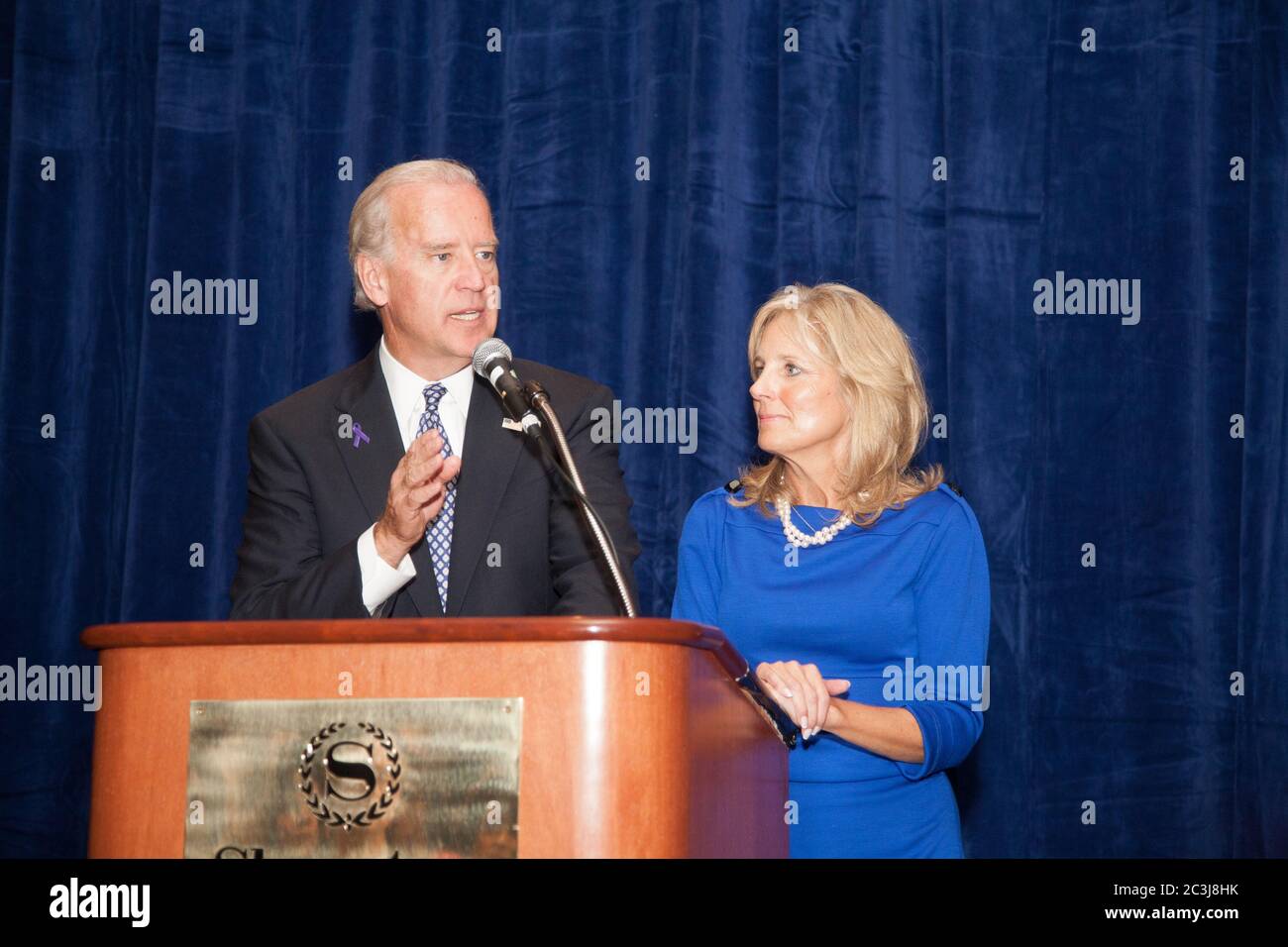 Chicago, Illinois, USA. Oktober 2008. Senator und Vizepräsident-Kandidat Joe Biden spricht mit seiner Frau Dr. Jill Biden an seiner Seite zur Women's Leadership Conference im Sheraton Chicago Hotel. Stockfoto