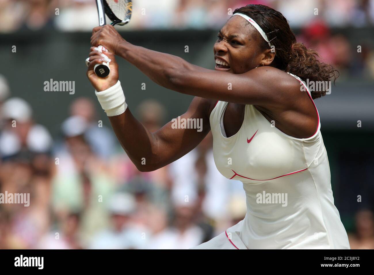 Serena Williams in Aktion auf dem Weg zum Sieg im Finale der Frauen-Singles gegen Vera Zvonareva aus Russland in Wimbledon 2010 Stockfoto