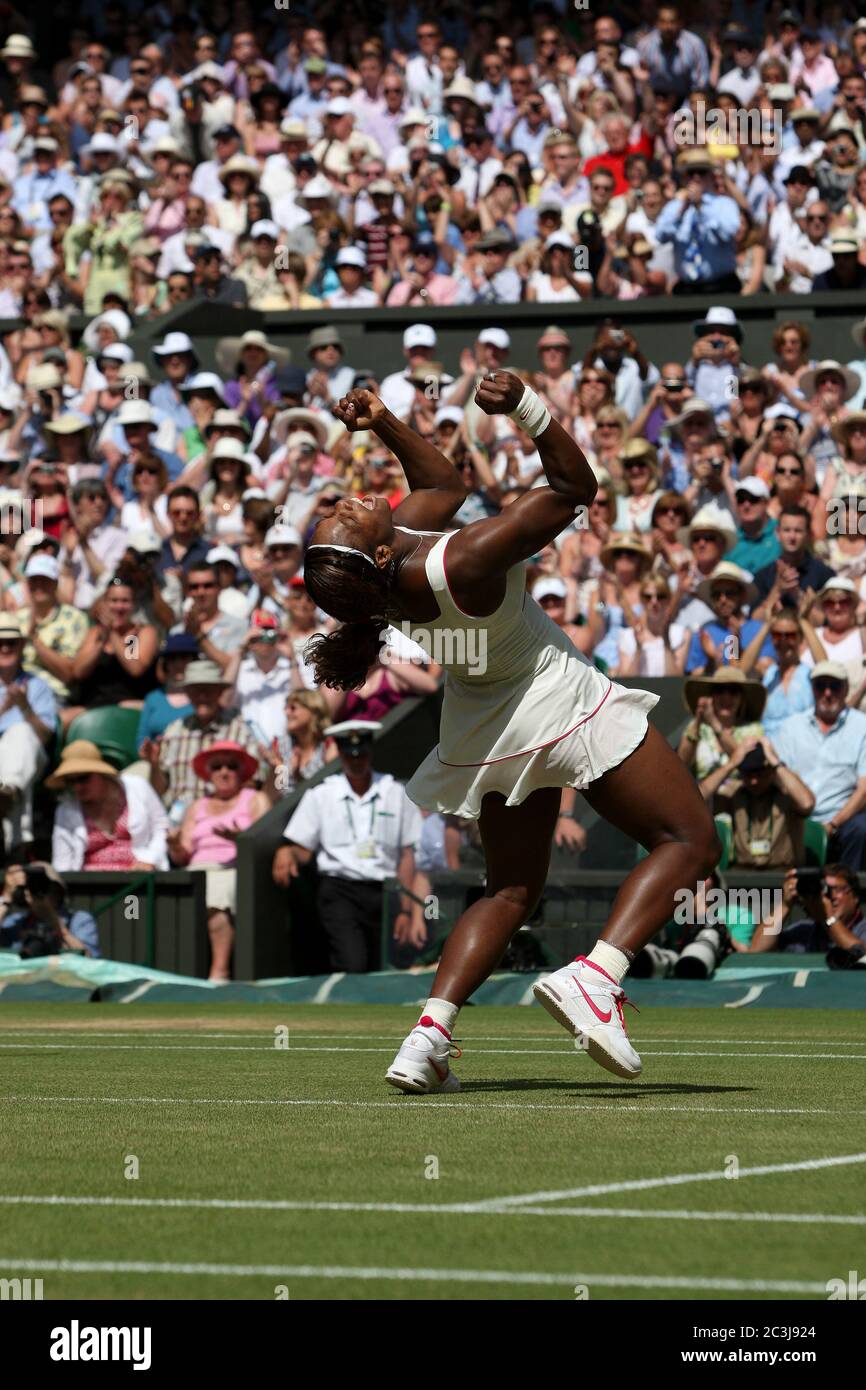 Serena Williams feiert nach dem Sieg im Finale der Frauen-Singles gegen Vera Zvonareva aus Russland in Wimbledon im Jahr 2010. Stockfoto