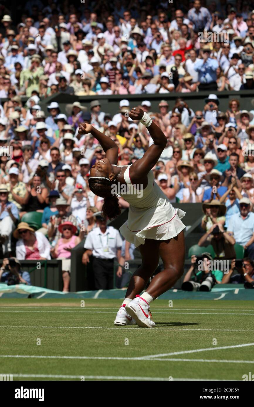 Serena Williams feiert nach dem Sieg im Finale der Frauen-Singles gegen Vera Zvonareva aus Russland in Wimbledon im Jahr 2010. Stockfoto