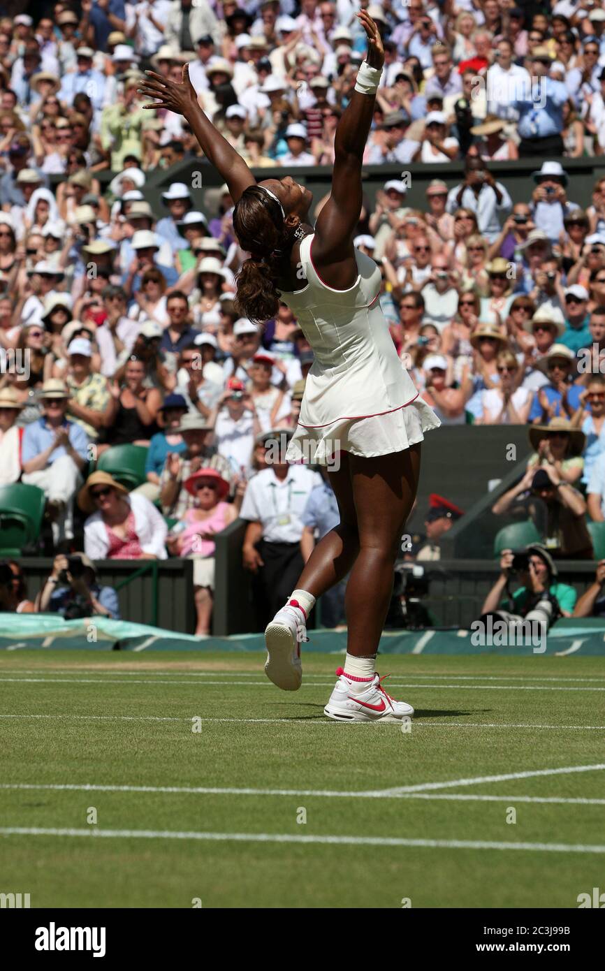 Serena Williams feiert nach dem Sieg im Finale der Frauen-Singles gegen Vera Zvonareva aus Russland in Wimbledon im Jahr 2010. Stockfoto